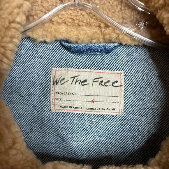 NWT women’s FREE PEOPLE blue denim jacket with faux fur trim size small - Picture 7 of 9